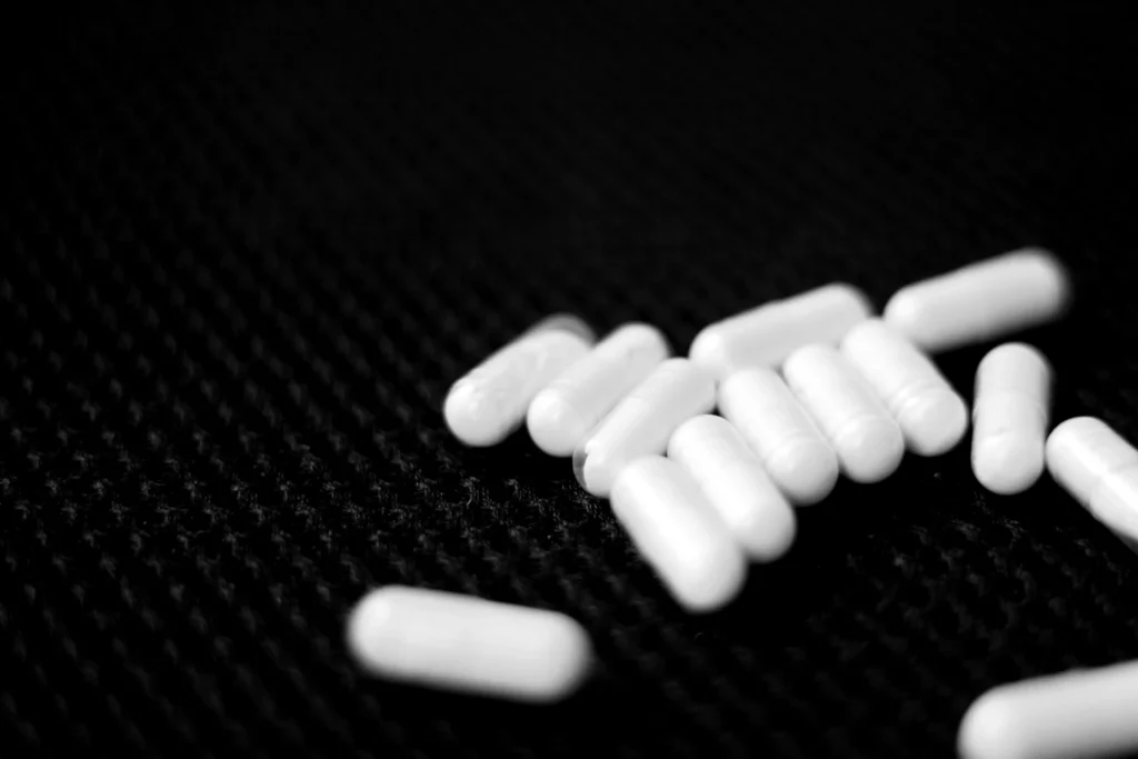 حبوب بيضاء على خلفية سوداء- إدمان الترامادول